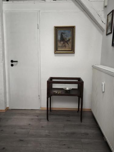 a table in a room with a picture on the wall at Ferienwohnung Altendorf in Altendorf