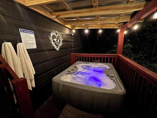 a jacuzziificialificialificialificialificialificialificialificialificialificialificial at Smores Retreat - Minutes from PF Parkway! Hot tub and fire pit! in Pigeon Forge