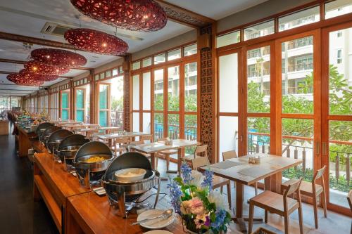 En restaurant eller et andet spisested på Welcome World Beachfront Resort