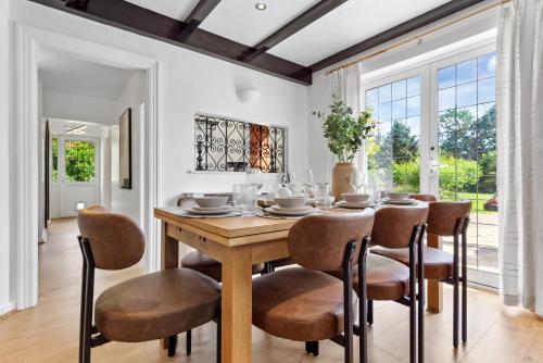 Φωτογραφία από το άλμπουμ του Luxury Home with Gym, Playground, Sleep 16 στο Staines