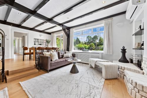 Χώρος καθιστικού στο Luxury Home with Gym, Playground, Sleep 16