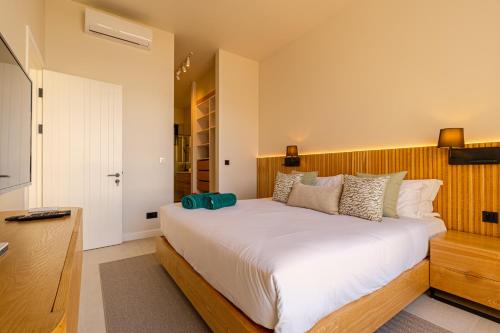 a bedroom with a large white bed in a room at Le Dalblair by Horizon Holidays in Pointe d'Esny