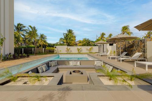 an image of a swimming pool in a house at Le Dalblair by Horizon Holidays in Pointe d'Esny