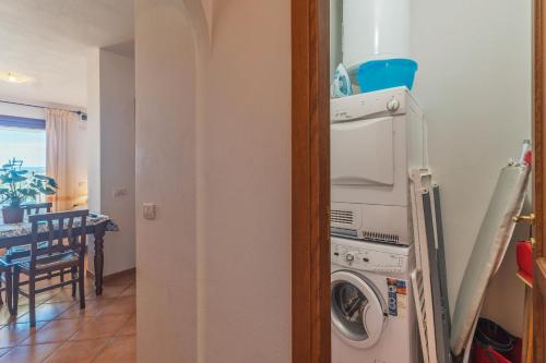 a kitchen with a refrigerator and a washing machine at Residence Galatea -Monolocale in Palau