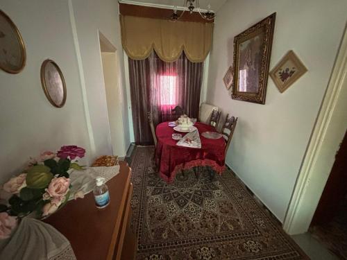 a room with a table with a red table cloth at ΑΡΧΟΝΤΙΚΌ Μουζάκι ΚΑΡΔΙΤΣΑ ΤΡΙΚΑΛΑ in Mouzákion