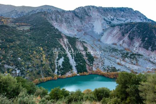 a mountain lake in the middle of a valley at ΑΡΧΟΝΤΙΚΌ Μουζάκι ΚΑΡΔΙΤΣΑ ΤΡΙΚΑΛΑ in Mouzákion