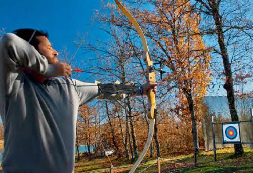 a man is holding a bow and arrow at ΑΡΧΟΝΤΙΚΌ Μουζάκι ΚΑΡΔΙΤΣΑ ΤΡΙΚΑΛΑ in Mouzákion