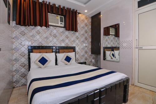 a bedroom with a large bed in a room at Hotel O The Moon in New Delhi