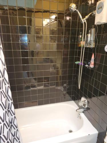 Entire 2BR, centrally-located, w/parking!にあるバスルーム