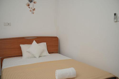 a bedroom with a bed with a wooden headboard at Hanami Heaven in Kundasale