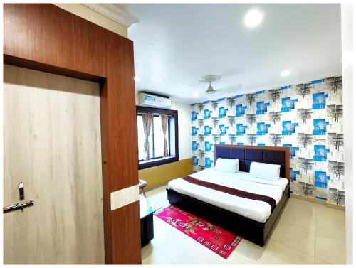 Ένα ή περισσότερα κρεβάτια σε δωμάτιο στο SEA VIEW FAMILY FRIENDLY HOTEL S-S Piper ! - Room with Balconies, Restaurant, Parking & Free Wi-Fi ,Beach Front Location - Best Seller Hotel In Puri