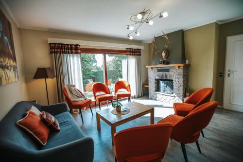 Гостиная зона в Le Héron 28pers, Malmedy- Home cinéma, balnéo, sauna, jardin