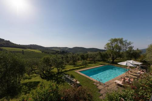 una imagen de una piscina en un campo en Relais Fattoria Valle, en Panzano