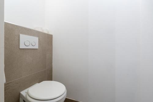 a bathroom with a white toilet in a room at FarawayHomes Studios Klosterneuburg in Klosterneuburg
