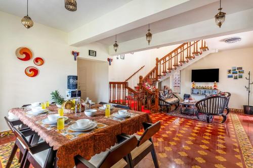 Χώρος καθιστικού στο Mihirika's Nirvana 5-BHK With Garden, Gazebo, Bonfire Pit & Scenic Views