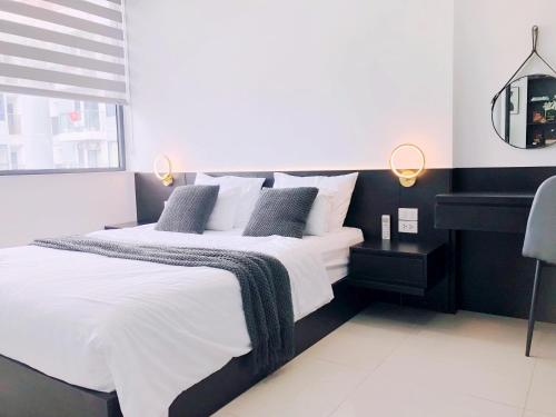 a bedroom with a bed with white sheets and a desk at LOVE HOME-Luxury&chill Apart Hue city-2bed-5'Trang tien in Hue