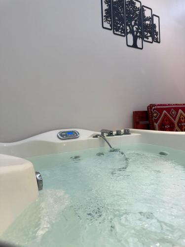 Gambar di galeri bagi App Chic & Jacuzzi à Bourgogne près de la Corniche di Casablanca-Port