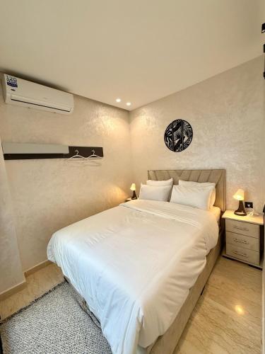Katil atau katil-katil dalam bilik di App Chic & Jacuzzi à Bourgogne près de la Corniche