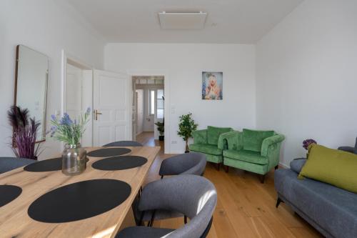 a living room with a table and chairs at FarawayHomes Studios Klosterneuburg in Klosterneuburg