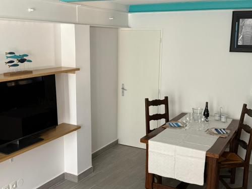 Televizors / izklaižu centrs naktsmītnē La Turquoise