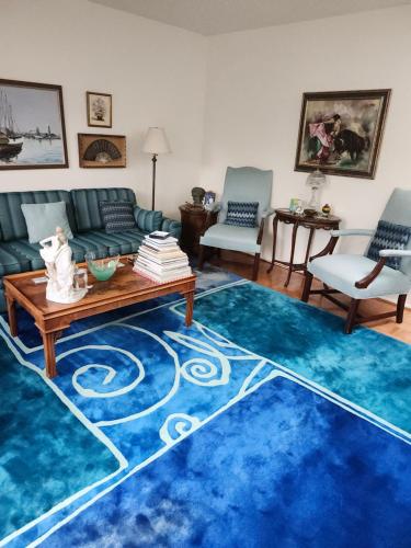 a living room with a couch and a blue rug at Centrally located; Walk anywhere! in San Francisco
