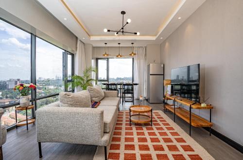 Escada Studio & 2-bedroom, Rooftop Swimming Pool, Gym, Workspace, Wonderiss Homes Westland Livingにあるテレビまたはエンターテインメントセンター
