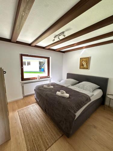 Un dormitorio con una cama grande con dos toallas encima. en Villa Eifelblick Loft-Apartment, en Heimbach