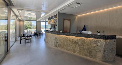 a lobby with a bar with tables and chairs at Hotiday Lerici Trebiano in Lerici