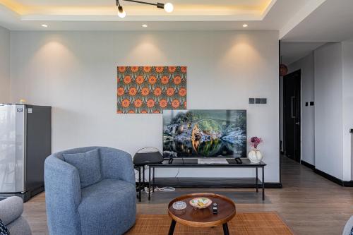 Escada Studio & 2-bedroom, Rooftop Swimming Pool, Gym, Workspace, Wonderiss Homes Westland Livingにあるテレビまたはエンターテインメントセンター