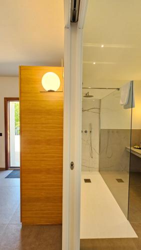 a wooden door in a room with a bathroom at Giardino Sul Duomo in Ragusa