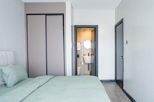 Escada Studio & 2-bedroom, Rooftop Swimming Pool, Gym, Workspace, Wonderiss Homes Westland Livingにあるベッド