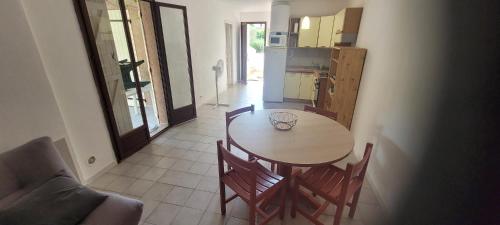 eine Küche und einen Tisch und Stühle in einem Zimmer in der Unterkunft Location de vacances in Santa-Maria-Poggio