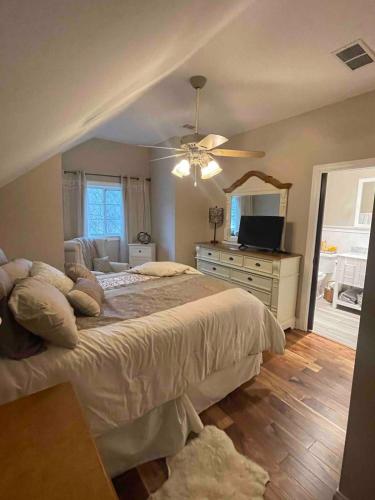 Un dormitorio con una cama y una cómoda con espejo. en Full 1 bedroom apartment to yourself, en Stockbridge