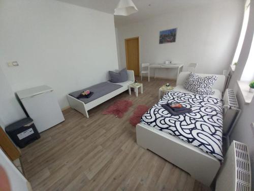 Charming flat in Schönebeckにあるベッド