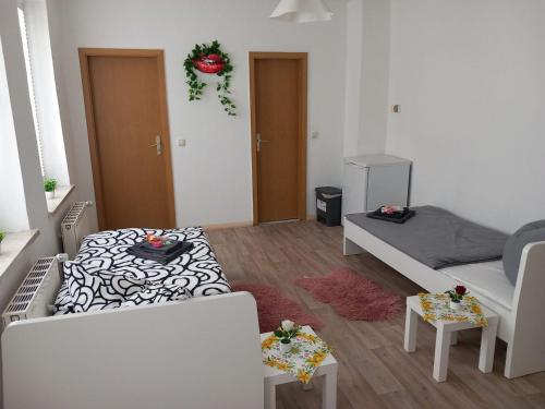 シェーネベックにあるCharming flat in Schönebeckのベッドとソファのあるリビングルーム