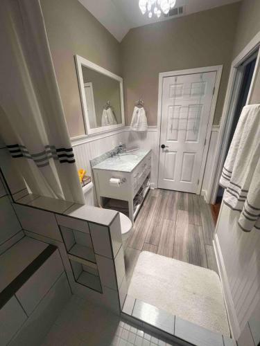 baño con lavabo y puerta blanca en Full 1 bedroom apartment to yourself, en Stockbridge