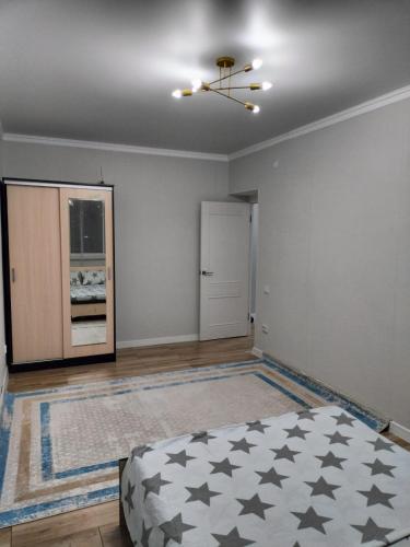 2ком Евро Батыс2 tesisinde bir odada yatak veya yataklar