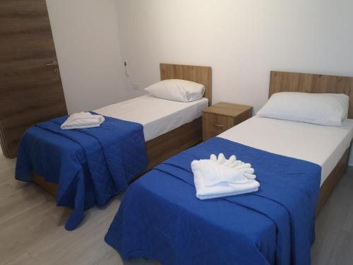 Postel nebo postele na pokoji v ubytování Torri seafront apartments