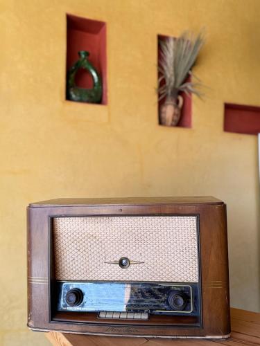 an old tv sitting on top of a table at Kasbah Hnini in Igdourane