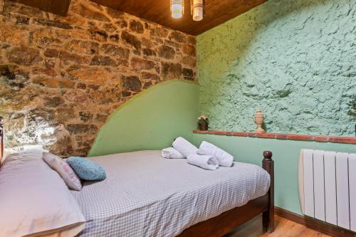 a bedroom with a bed with towels on it at Montegrande rodeado de montañas in Páramo