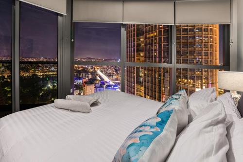 a large bedroom with a view of a city at City Beach, Sleeps 6, Inc Carpark, Spectacular River Views, Brisbane CBD Queens Wharf in Brisbane