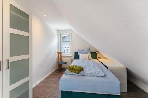 a small room with a bed and a staircase at Ferienwohnung am Rande Neumünsters in Neumünster