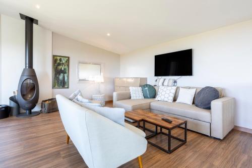 a living room with a couch and a table at Maison Horizon - 3 ch - 100m plage in Le Guilvinec
