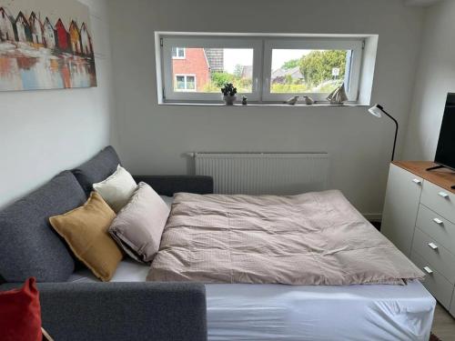 a bedroom with a bed and a window at Ferienwohnung Emilia 2 in Garding