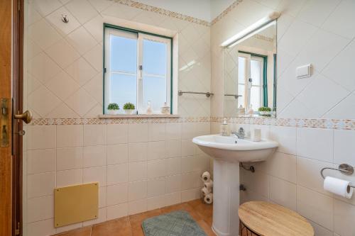 un bagno con lavandino e specchio di T2 Plaza Resort a Portimão