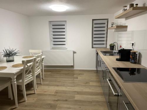 Kuchyň nebo kuchyňský kout v ubytování Apartament by B