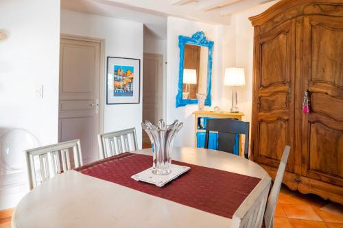 a dining room with a table with a vase on it at Les Chambres D'arrauntz in Ustaritz