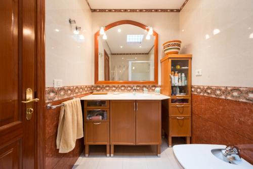 Villa Cosmos chalet con gran piscina y jardin privado
