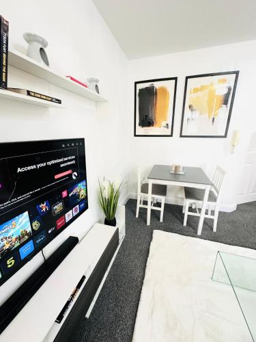 TV a/nebo společenská místnost v ubytování Cozy Apartments By Singh