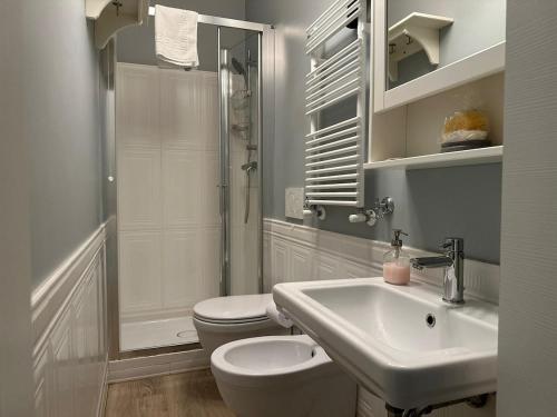 a bathroom with a toilet and a sink and a shower at Shabby House -Casa indipendente su 3 Livelli nel cuore di San Benedetto del tronto in San Benedetto del Tronto